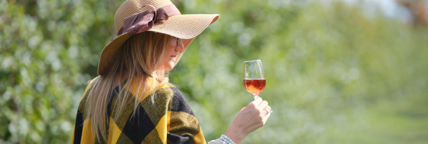 Vignoble et cidrerie Coteau Rougemont - Bannière d'une dame qui prend un verre