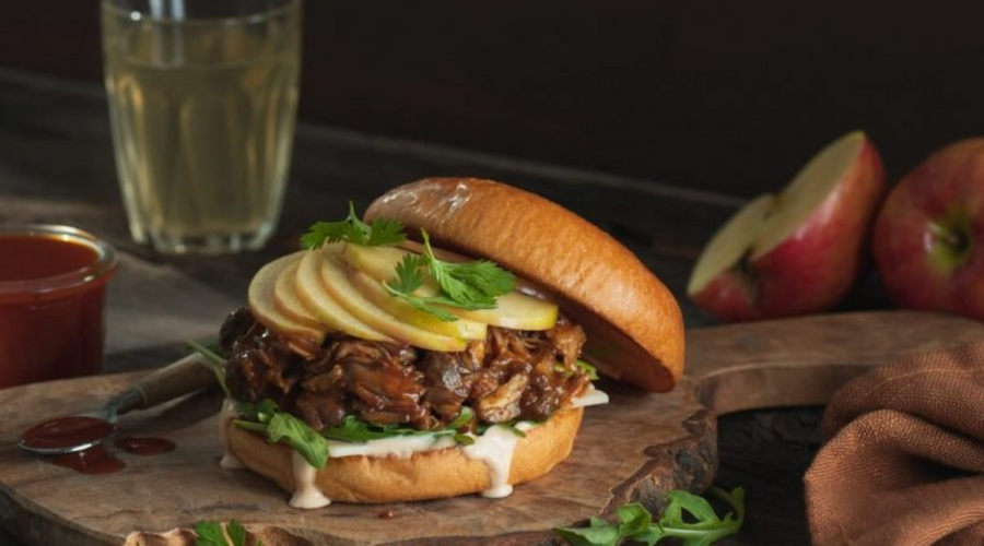 Burger de porc braisé au cidre et pommes croquantes