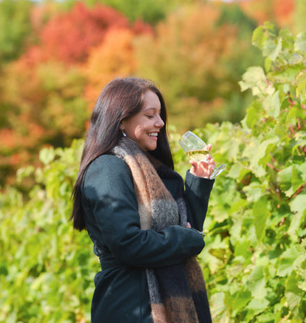 Vignoble et cidrerie Coteau Rougemont - Dame qui prend un verre - automne