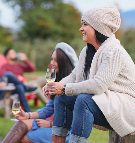 Vignoble et cidrerie Coteau Rougemont - Dame qui prend un verre de vin blanc