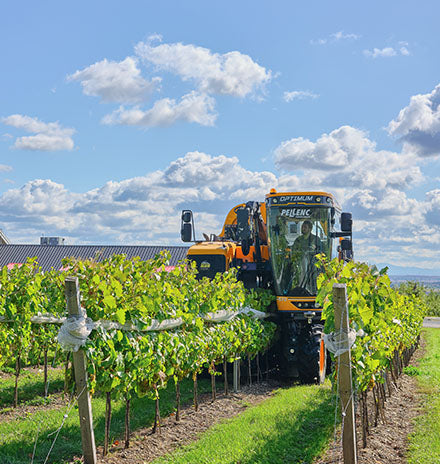 Vignoble et cidrerie Coteau Rougemont - tracteur sur les vignes